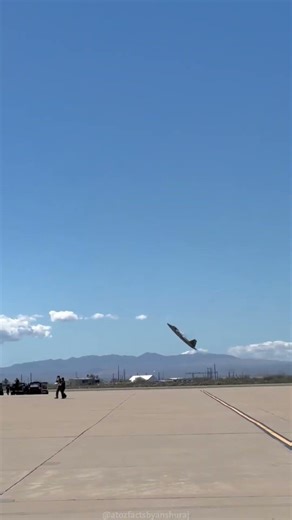 Why Fighter Jets Go Straight Up After Takeoff | #shorts #f22raptor #fighterjet