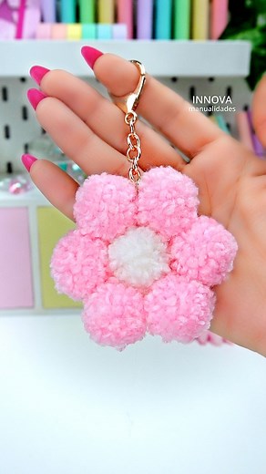 DIY llavero de pompones 🌸 Manualidades fáciles #diy #manualidades #craft #fblifestyle | Innova Manualidades