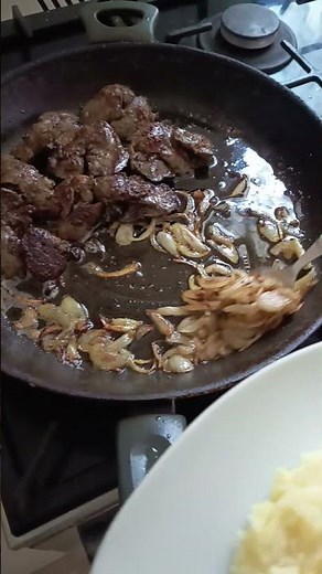 Geflügelleber mit Stampfkartoffeln und Zwiebeln.