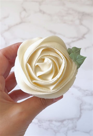 Simple Floral Cupcake Decorating Guide