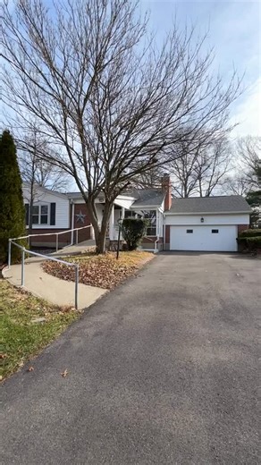 ✨ Walkthrough in Finneytown Cincinnati, Ohio ✨ Welcome to 941 Springbrook Drive, Cincinnati, Ohio 45224 — a spacious, move-in-ready home tucked into a quiet Finneytown Cincinnati, Ohio neighborhood that buyers love for its convenience and charm. 🏡 Finneytown Cincinnati, Ohio living at its best Listed at $300K, this 4-bedroom home with main-level living offers: • Floor-to-ceiling picture windows 🌳 • Butler’s pantry double oven kitchen 🍽️ • Hardwood floors throughout the main level • Finished l