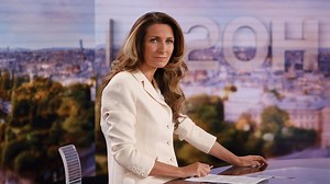 Anne-Claire Coudray répond aux critiques des téléspectateurs sur ses cheveux et ses robes