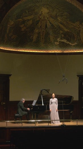 How lovely the festive room looks 🎄 Marking the festive season and another year of wonderful musical moments, we are delighted to share an exclusive performance of Peter Cornelius’ Christbaum, performed by Christiane Karg - Sopran and pianist Gerold Huber on stage at Wigmore Hall ✨ Don’t forget that concerts continue at the Hall all the way to New Year’s Eve and we look forward to seeing you then or in 2026 🎶 | Wigmore Hall