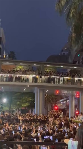 Why do you treat fans differently? Obviously, two areas can be opened to fans, and fans who treat girls are so cruel🤨