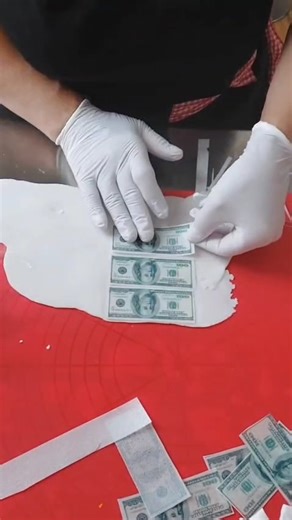 2.5K views · 40 reactions | Cum folosim vafa pe tort? Recomandari: -nu lipiti vafa direct pe crema mai ales daca sunt toppere mai mari. -nu folositi frisca sau crema de mascarpone | Mariea Raduinea | Facebook