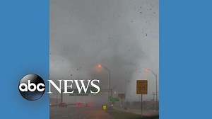 Drivers watch as tornado makes its way across Texas highway - The Global Herald