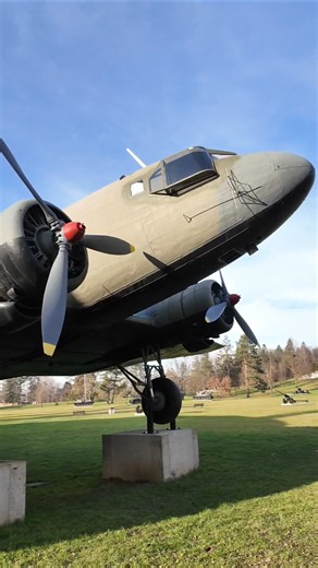 Lisunov Li-2 je licenčne vyrábaná sovietska verzia amerického civilného lietadla....viac v popise...