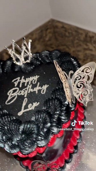 Black and red heart cake w/ silver accents ❤️ #houstoncakes #houstonbaker #sweetest_thngs_custom_cakes #houstoncustomcakes #girlscake #birthdaycake #glittercake #edibleglitter #heartcake #blackandredcake #blackheartcake