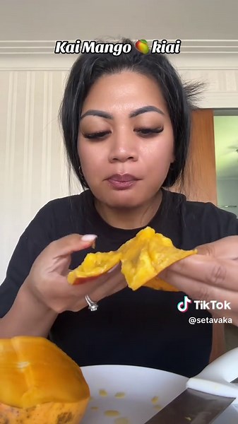 Eating Mangos: A Fun Experience with Cold Fruit