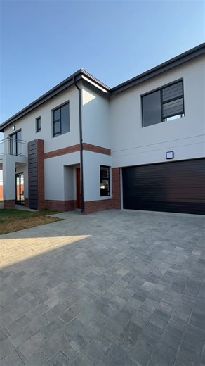 Beautiful 4 Bedroom House with Pool and Yard