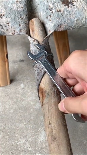 Rusty Shovel Restoration Timeless Craft Story #restoration #shovel #vintagetools #shortsfeed