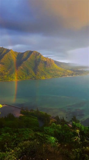 O paraíso existe! 😱 A beleza surreal da Baía de Kahana no Havaí