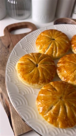 Joanna on Instagram: "Galettes au chocolat 👑 1/ Dérouler deux pâtes feuilletées. Découper des ronds avec un emporte-pièce de 8cm de diamètre. 2/ Ajouter de la pâte à tartiner au centre des galettes. 3/ Humidifier le tour avec un peu d’eau. Recouvrir la pâte à tartiner avec un autre disque de pâte feuilletée. Bien souder les bords. 4/ Chiqueter le tour avec une fourchette puis réaliser des dessins à l’aide d’un couteau pointu. 5/ Badigeonner les galettes de jaune d’œuf. 6/ Enfourner pour une vin
