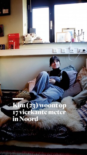 Kim Collado (23) woont in een studio van 17 vierkante meter in een voormalig kantoorpand bij de NDSM-werf in Noord. Ze heeft niets met de minimalismetrend. ‘Ik kan daar absoluut niet tegen, ik vind het onpersoonlijk. Hoe voller, hoe gezelliger.’ 🔗 Lees het hele verhaal via de link in bio. ✍️ @saraluijters 📹 @thisisit.jpg | Het Parool