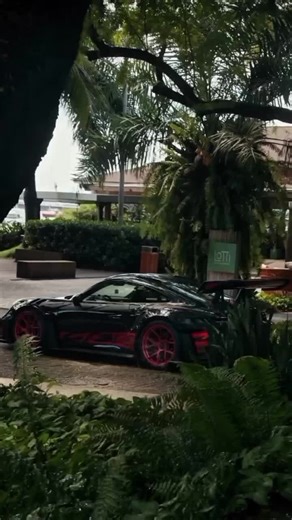 Aqui está a ficha técnica do Porsche 911 GT3 RS (Geração 992): | Característica | Especificação Técnica (911 GT3 RS - 992) | | Motor | Boxer 6 cilindros aspirado de 4.0 litros | | Potência Máxima | 525 CV (ou 518 HP) a 8500 rpm | | Torque Máximo | 465 Nm a 6300 rpm | | Transmissão | PDK de dupla embreagem de 7 velocidades | | Tração | Traseira (RWD) | | Aceleração (0-100 km/h) | 3,2 segundos | | Velocidade Máxima | 296 km/h (A aerodinâmica é priorizada sobre a velocidade final) | | Aerodinâmica 