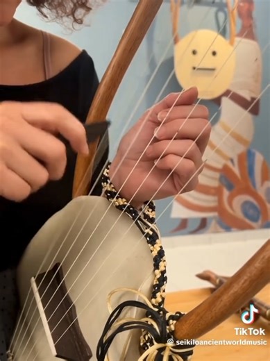 Ό Αριστόξενος φιλόσοφος και μαθητής του Αριστοτέλη έζησε στην εποχή του Μεγαλέξανδρου και ασχολήθηκε και με την μουσική. Για την ακρίβεια πέρα από τα συγγράμματα περί μουσικής είναι αυτός που όρισε το μουσικό μέτρο στην αρχαία ελληνική μουσική. Ασχολήθηκε με τά ρυθμικά και τονικά μέρη και σ' αυτόν αναφέρονται όλοι ι οι μεταγενέστεροι. Εδώ ακούμε τή σωστή απόδοση της αρχαίας λύρας.