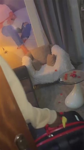 En vrai je suis amoureuse de l’amour 😭❤️ Comme mR mon mari venait j’ai décidé de faire un truc avec mes propres main 🖐️ avc l’aide de ms amies 👯‍♀️ de coeur ❤️ Bon daniou nane bo beugué dangay doff wa mane nakk dama doff endatouma akk sama saggoo ba takhna diaral nama sama sangue bi 😭❤️ Legui nakk j’ai décidé defal ko deco bo khamni mane makoy def avec tout l’amour que j’ai pour lui boulen faté première fois bi la rekk donc daniouy serralll rekk 😭🤣🤣🤣🤣adouna bi nank nank la rekk Yomboul 