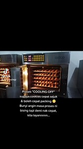 Increase sikit volume untuk dengar proses COOLING OFF dengan Combat oven. Bising tapi berbaloi sebab jimat masa nak packing, tak payah tunggu lama untuk cookies sejuk 😊 #CikguCiskek #Cheesylogy #Cheesecake #onlinebaking #mixer #oven #SSODD #onlineclass #pjj #bakingclass #bakingclassmalaysia #promo #Combat #TurboFanOven #CreamHorn #CreamPuff #Nastar #TartNenas #Pastry #biskutraya #kukisrayabykakhuspa | Huspalita Hussain Arif