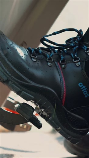 ATLAS® SAFETY SHOES on Instagram: "ANATOMIC BAU 500 – Der Klassiker für den Arbeitsalltag Der ANATOMIC BAU 500 ist seit Jahren einer unserer beliebtesten Sicherheitsschuhe – und das aus gutem Grund. Mit S3-Schutzklasse, durchtrittshemmender Zwischensohle, wasserabweisendem Obermaterial und dem dämpfenden MPU Rebound-Sohlensystem ist er für die härtesten Einsätze auf Baustellen und in Werkstätten gemacht – egal bei welchem Wetter, zu jeder Jahreszeit. Ein Schuh, der nicht durch besondere Extras a