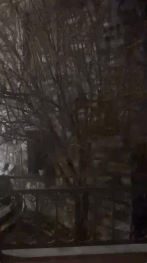 Απ´τη ρωγμή της πόρτας μπήκε ο αέρας κι έκανε την κουρτίνα να σαλεύει Έξω το βουητό και οι ριπές του Νότου άλλη μια νυχτα που ο κόσμος αγριεύει Στέκω μπροστά στο τζάμι και θωρώ τα φύλλα να χορεύουν με τη σκόνη μια αληθινή γιορτή χωρις φραγμους που κατά βάθος μας καλεί και μας ενώνει | Λουδοβίκος των Ανωγείων