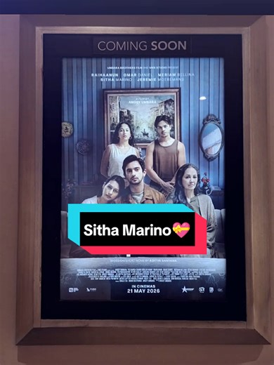 Sitha Marino di “keluarga suami adalah hama” tampil sebagai karakter yang membawa warna tersendiri dalam konflik keluarga yang penuh emosi 😭 sosok yang diperankannya keliatan manja, vokal, dan sering ikut campur dalam urusan rumah tangga 😵‍💫 vibes karakternya aja udah bikin penonton siap emosi waktu nonton nanti. yuk saksikan akting sitha marino mulai 21 mei 2026 di bioskop 🎥✨ #keluargasuamiadalahhama #filmkeluargasuamiadalahhama #tiktoktainment #dramakeluarga #sithamarino