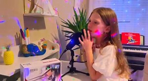 Watch High-quality high-sounding microphone on Amazon Live