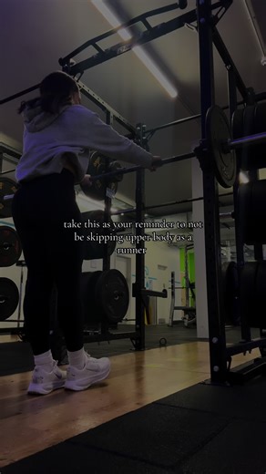 why you should be doing upper body as a runner? 🏃‍♀️🫶🏼🏁🤍⚡️ • Strong core = strong stability// helps keep your poster strong for longer runs to power in strides • Strong back also helps with posture for long runs to power yourself! • Single arm exercises to help with unilateral movement of running to have power in your runs to push for longer • #upperbody #upperbodyforrunners #marathontraining