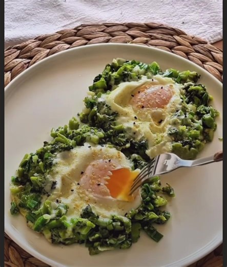 Healthy Broccoli Egg Breakfast | Easy & Cheesy Morning Recipe~ Start your day the wholesome & tasty way with this quick broccoli egg breakfast — loaded with protein, fiber, and flavor! This easy recipe blends sautéed onions, broccoli, melty cheese, and fluffy eggs, seasoned to your liking. It's the perfect go-to for busy mornings, meal prep, or a brunch upgrade. How to Make: Sauté chopped broccoli & onion Whisk in eggs, cheese & spices Cook on low for a fluffy, cheesy finish Serve with toast, av