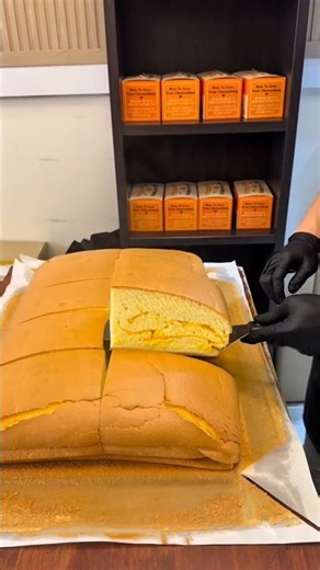 This giant Castella cake looks softer than a cloud ☁️🍰