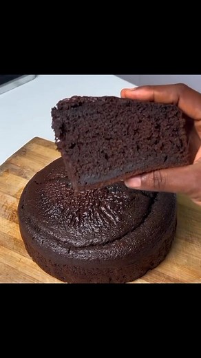 MY EASY CHOCOLATE CAKE RECIPE 🍫 Someone also asked me for my chocolate cake recipe, so here it is friend..soft, moist, and full of chocolatey goodness 😍❤️ INGREDIENTS: • 2 cups flour • 1 cup cocoa powder • 1½ cups sugar • 1 cup oil • 1 cup milk (or water) • 2 eggs • 1 tbsp vanilla • 1 tbsp baking powder • 1 tsp baking soda • ½ tsp salt • 1 cup hot water / Or hot coffee HOW I MAKE IT: 1. Mix all dry ingredients in a bowl. 2. In another bowl, whisk oil, milk, eggs and vanilla. 3. Pour wet into d