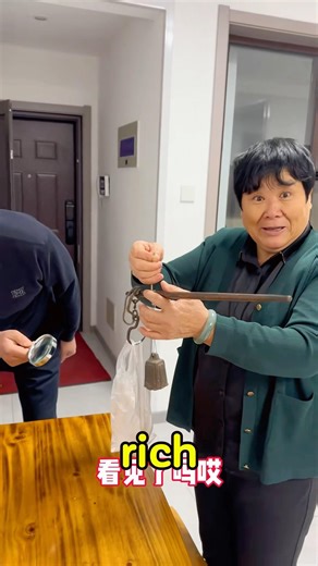 I disguised a magnet as a gold bar to prank my mom!