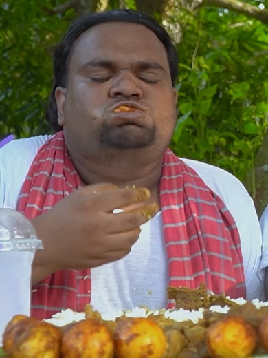 Monster Foodie Eats China Duck, Eggs, Rice & Juice