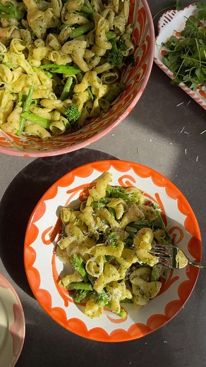 PIEN WEKKING on Instagram: "GROENE PASTA Makkelijk, snel en alsnog goed anti-kater voer want hé: wel vitamientjes. Kunnen we wel gebruiken op de zondag na Koningsdag 🤴🏼🧡 Wil je het nóg makkelijker maken, gebruik dan pesto van de versafdeling en knijp hier wat citroensap over uit. Deze pasta is koud ook héél lekker, dus perfect om in een grote batch te maken en als lunch mee te nemen! Voor 4 personen: 400 g pasta naar keuze, ik gebruikte gigli 200 g bimi 200 g sperziebonen 100 g aspergetips Ha