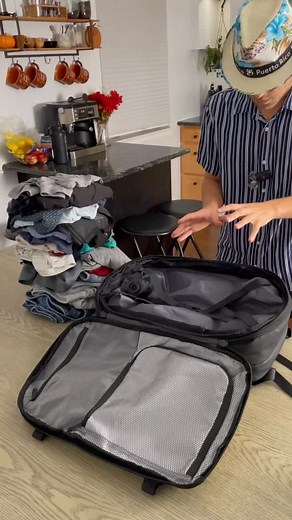 The viral travel bag. 😎 #asmr #asmrsounds #asmrvideo #backpack #luggage | Backvac