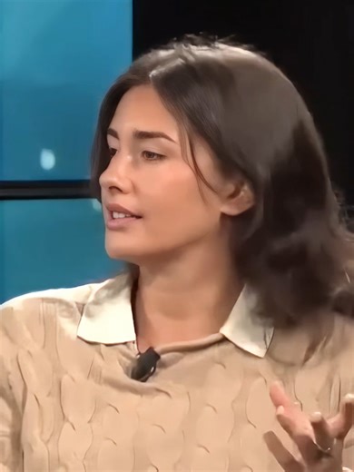 ¿Por qué Elon Musk Compró Twiter? Elon Musk no compró Twitter por dinero, sino por una cuestión ideológica. Elon afirma que la plataforma sufría un abuso de control por parte de la izquierda woke en EE.UU., funcionando más como una herramienta de censura que como una red social. Al comprarla, su objetivo no era el beneficio económico, sino eliminar esa preferencia política y devolver esa libertad a los usuarios, permitiéndo les debatir sin restricciones. ¿Crees que X es ahora un espacio más libr