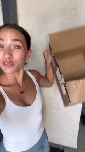 🤚Raise your hand if your kids love playing with boxes! Here are three easy activities you can do with the cardboard to keep the kiddos entertained this Summer! 1.) Punch holes and have the kids fill them with flowers 2.) Cut a circle and draw a face. Use flowers to create a ‘lion’s mane’ 3.) Go on a nature hunt (kids love checking off the boxes! 😉) #amazonboxes #diykidsprojects #kidscrafts #cardboardcrafts #entertainingkids #thingstodowithkids #summerkidsactivities #parenthacks #hip2save