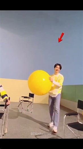 Bts jimin play with big balloon 💖😍 #bts #jimin #trending #viralvideo #shorts #whatsappstatus