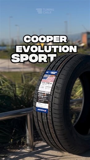 ¿Qué hace especial al Cooper Evolution Sport 235/55 R18 100V? Que logra lo que muchos prometen y pocos cumplen: manejo deportivo con confort diario 🚘 💪🏻 Capacidad y velocidad: cada neumático soporta hasta 800 kg y mantiene estabilidad incluso a 240 km/h, ideal para autos exigentes en carretera. 🛣️ Equilibrio perfecto: su perfil 235/55 R18 ofrece una huella amplia para el agarre y suficiente altura de flanco para absorber las imperfecciones del camino. 🌧️ Seguridad real: la línea Sport de Co