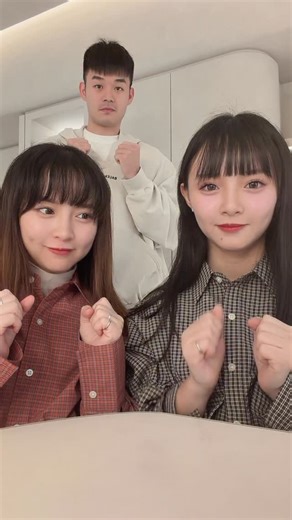 陳詩媛 Hime on Instagram: "✌🏻👊🏻🤚🏻 換換換換 太難了吧😂"