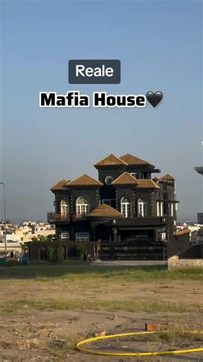 mafia house (often called a safehouse, estate, or compound) is designed to project immense power and wealth while simultaneously serving as an impenetrable fortress. These properties blend classic, intimidating architecture with state-of-the-art security, striking a balance between luxury and tactical defense.