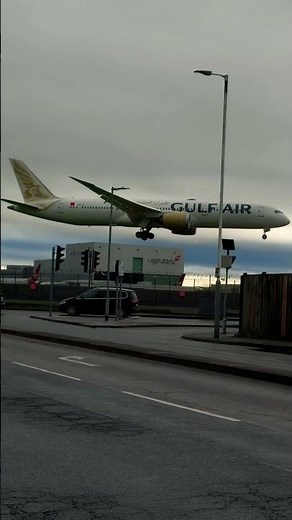 Gulf air Boeing 787-9 coming from Bahrain 🇧🇭 to landing 🛬 Heathrow Airport London