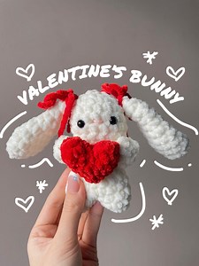 VALENTINE’S BUNNY - Mini Crochet Bunny Rabbit Plushie Holding a Love Heart (keychain Option) - Etsy