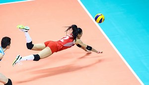 A solid libero, Simge Akoz 🇹🇷 shines in the Eczacıbaşı Spor Kulübü constellation at 2019 #FIVBClubWorldChamps, held in Shaoxing 🇨🇳 until December 8. Here’s Akoz in action in the 2019 #VNLWomen. WATCH 📺: https://welcome.volleyballworld.tv. WEB: clubworldchampionships.2019.women.fivb.com #VNL #BePartOfTheGame #Volleyball | Volleyball Nations League