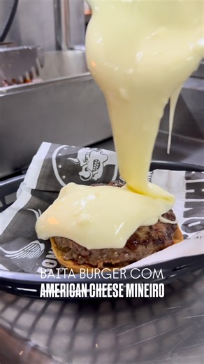 PROVEI UMA VERDADEIRA IGUARIA! 🍔 Burger 150g, AMERICAN CHEESE feito na casa com requeijão mineiro, picles de cebola roxa, geleia de bacon e rúcula! Esse é o Sensação do @americanbullsbr de BH, que ficou em segundo lugar na categoria “Hamburgueria Mais Amada do Brasil” no Prêmio Hambúrguer Perfeito 2025! BAITA BURGER #hamburguerperfeito | Hambúrguer Perfeito