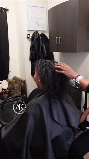 Let's get into this beautiful Brazilian Blowout Tape/in installation transformation on my client using our Amber Kim Bodywave Lux Extensions. ✨Bookings available www.IAMAMBERKIM.com#iamamberkim #therestrengthineverystrand #amberkimluxexperience #chicagohairstylist #chicagomicroblading #naturalhairstylist #healthyhairjourney #healthyhairstylist #magmile #celebritystylist #masterstylist #locsextensions #locschicago #michiganave #hairislife #certifiedmicrobladingartist #brazilianblowoutcertified #n