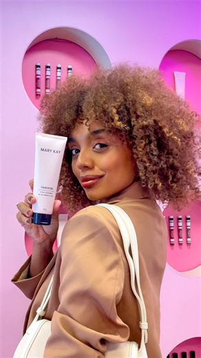 Melhor que um carro rosa? Só um caminhão cor-de-rosa lotado de produtos de maquiagem e cuidados com a pele da marca nº1*. A @lailaadias entrou para o squad Mary Kay e levou todas as Pink Lovers junto com ela para conferir os queridinhos da marca de um ponto de vista único. Responda o quiz de beleza e ganhe brindes, além de uma experiência de beleza completa. Lembrando que as ativações vão só até amanhã. Não fique de fora dessa ação inédita. *Fonte Euromonitor International Limited, Beleza e Cuid