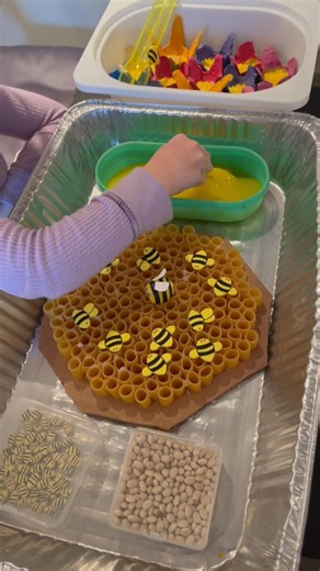 Bee sensory play! 🐝 Learning through hands-on play
