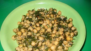 Przepis - Ciecierzyca z jarmużem przepis - Gotujmy.pl