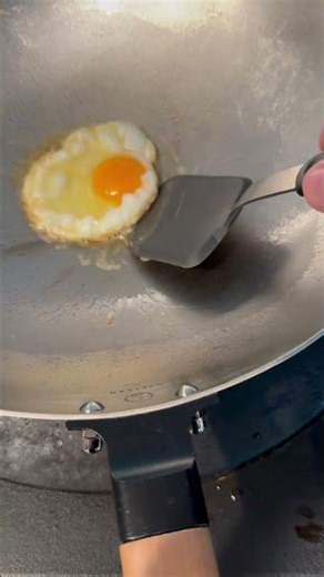 Can You Really Cook on Pure Titanium? Frying an Egg in Pure Titanium: T35 Wok Heating Test