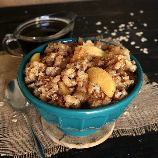 Slow Cooker Apple Cinnamon Oatmeal is so easy to throw in the crockpot at night. Then when you wake up in the morning you’ll have a warm and healthy breakfast already. Fruit included! Peel the apples or not - Your choice! https://veganinthefreezer.com/slow-cooker-apple-cinnamon-oatmeal/ | Vegan in the Freezer